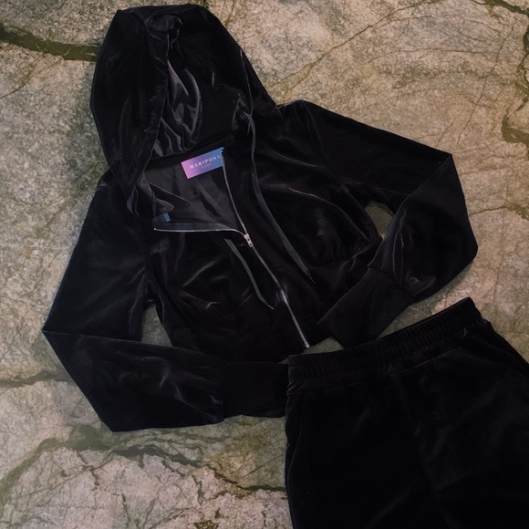 mariposa | velvet two piece short set - Picture 5 of 8